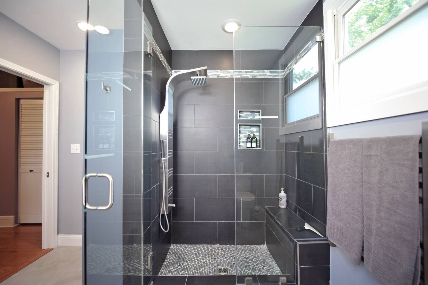 Combined shower/bathtub, hair dryer, heated floors, towels