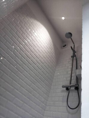 Căn hộ | Phòng tắm | Buồng tắm vòi sen, máy sấy tóc, khăn tắm, xà phòng 