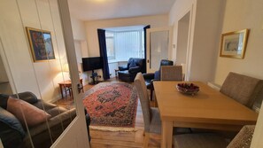 TV, books - 51 Milton Crescent, Quiet Townhouse near the beach (Anstruther)