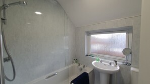 Combined shower/bathtub, hair dryer, towels, soap