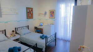 1 slaapkamer, een bureau, een strijkplank/strijkijzer, reisbedje