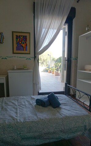 1 slaapkamer, een bureau, een strijkplank/strijkijzer, reisbedje