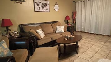 Smart-tv, eldstad, dvd-spelare och ett filmbibliotek