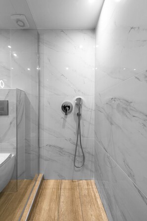 Deluxe-Doppelzimmer | Badezimmer | Badewanne, Handtücher