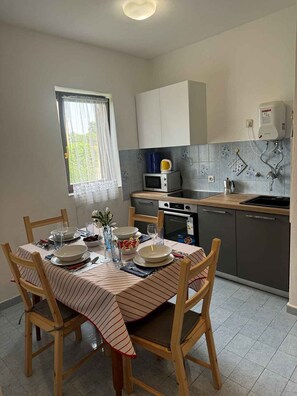 Kjøleskap, mikrobølgeovn, kokeplater og kaffetrakter/tekoker