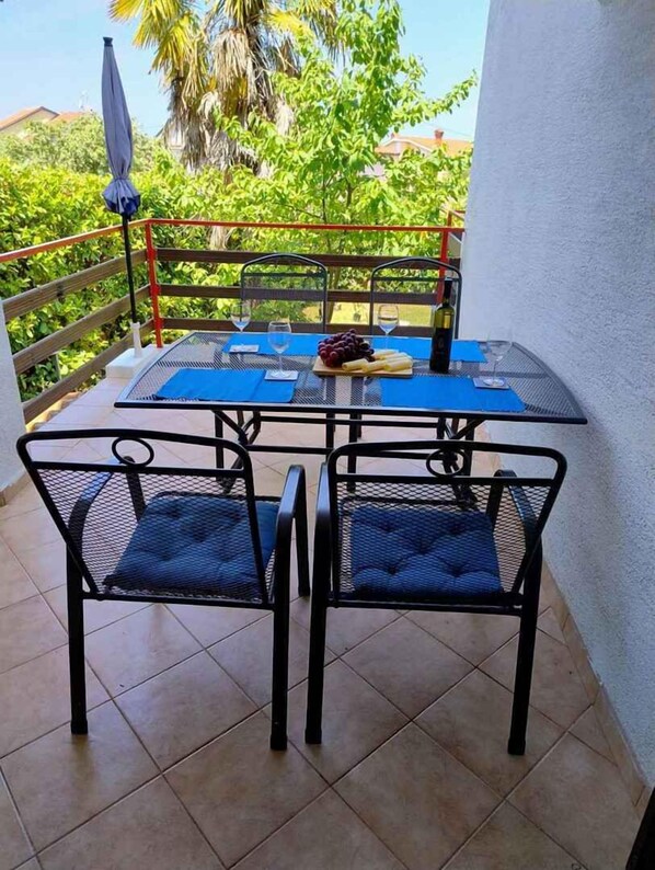 Outdoor dining - Holiday apartment with a/c (Vantačići)