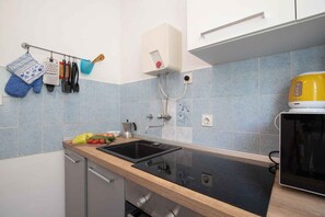 Fridge, microwave, oven, stovetop - Holiday apartment with a/c (Vantačići)