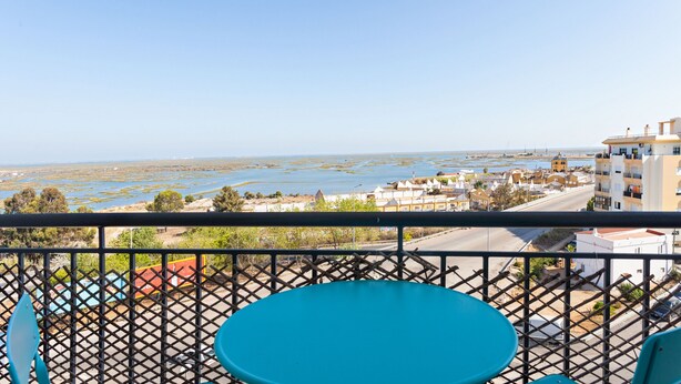 A balcony with a view of a coastal town, featuring a clear sky and calm sea. - Magnificent view (Faro)