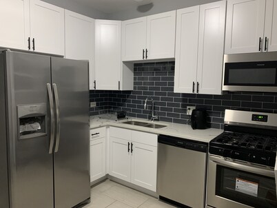 Comfy 4 bedroom Apartment in the center of CHICAGO! 15 mins from Downtown!