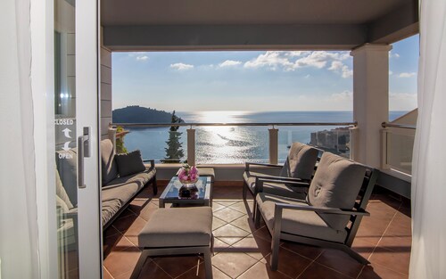87 Stairs Apartment - penthouse with the most amazing terrace and sea view