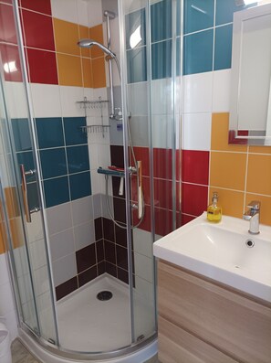 Een douche, een haardroger, handdoeken, zeep