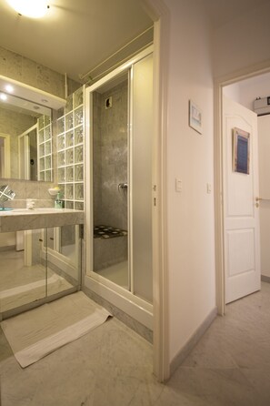 Shower, hair dryer, towels, soap