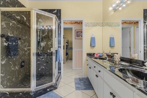 Baignoire, séchoir à cheveux, serviettes fournies