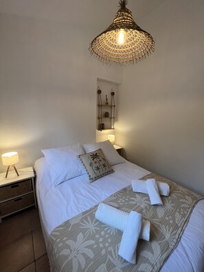 2 bedrooms, iron/ironing board, WiFi, bed sheets - Cosy accommodation, walking distance to the beach, private terrace (Porto-Vecchio)