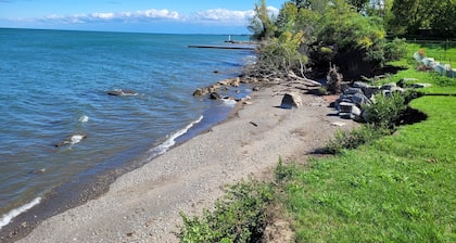 Grimsby Lakeview Suite l 3 Min Walk to Lake Ontario l King Bed l Great Value