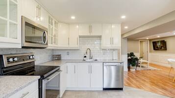 Jääkaappi, mikroaaltouuni, uuni, liesi