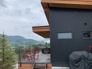Outdoor dining - Couples retreat with private hot tub, endless views, and hiking trails above you (Mt. Crested Butte)