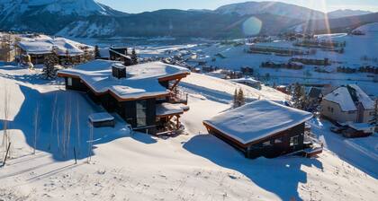 Couples retreat with private hot tub, endless views, and hiking trails above you