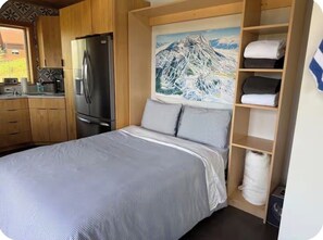 1 bedroom, free WiFi, bed sheets - Couples retreat with private hot tub, endless views, and hiking trails above you (Mt. Crested Butte)