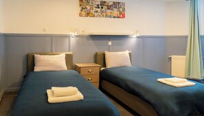 ميني بار ومكتب ومساحة عمل للكمبيوتر المحمول وستائر تعتيم