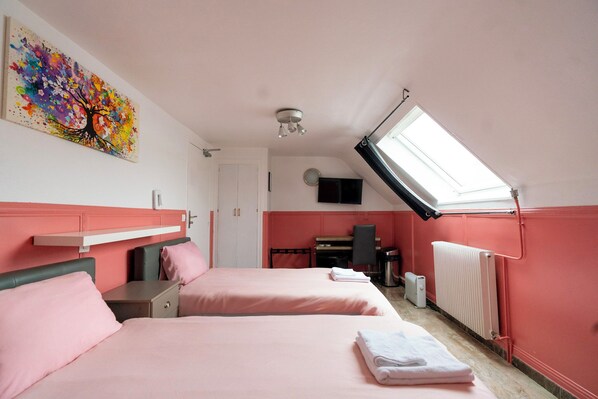 ميني بار ومكتب و مساحة عمل للكمبيوتر المحمول وستائر تعتيم