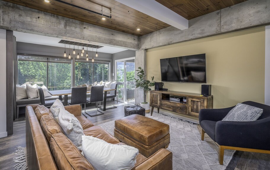 Luxury Waterfront 2 Bedroom Downtown Kelowna Condo With Huge Balcony - Kelowna