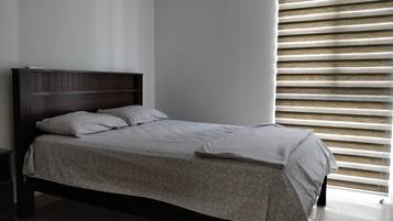 3 habitaciones, tabla de planchar con plancha, wifi y ropa de cama 