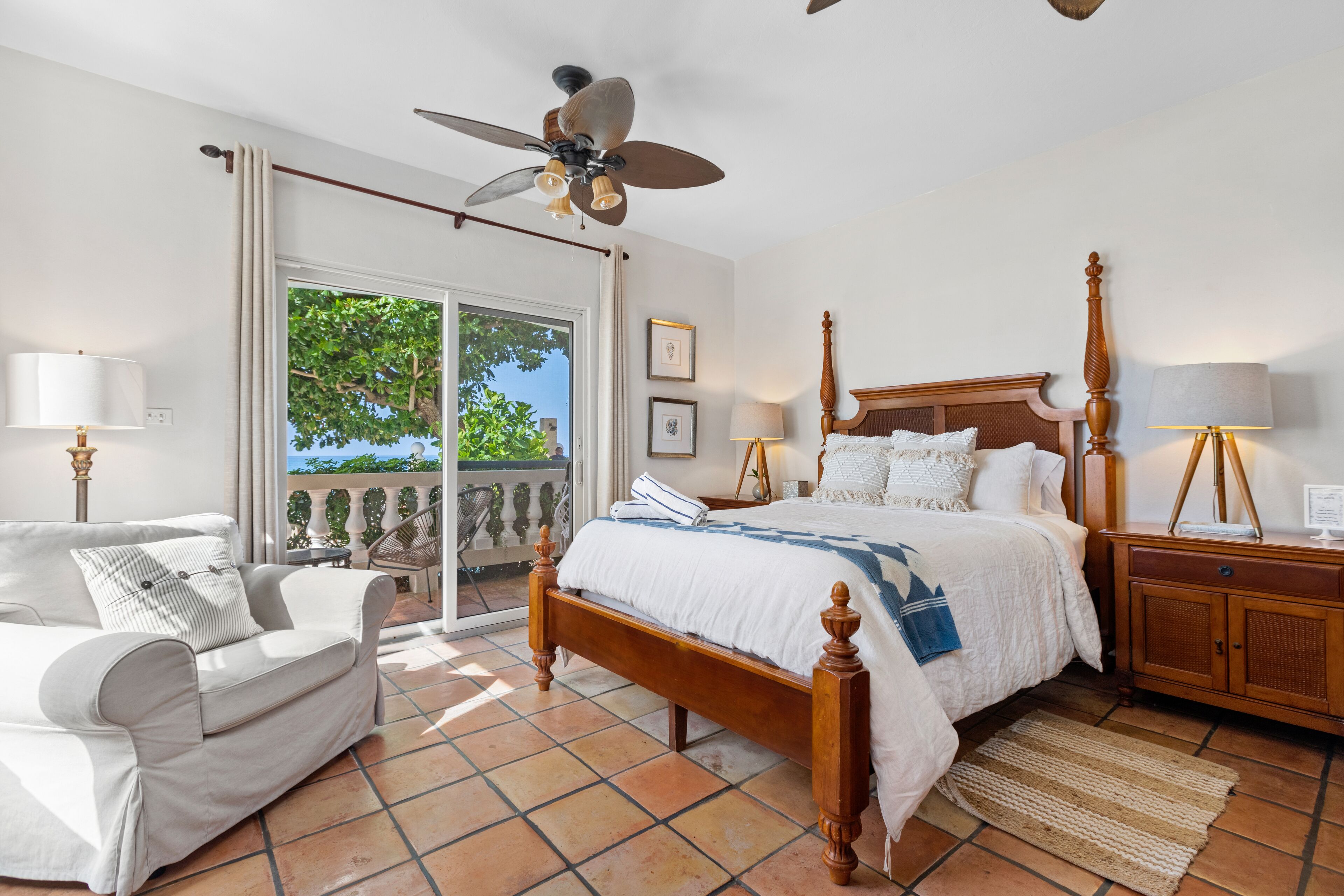 Tres Sirenas Beach Inn