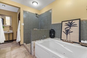 Appartement Deluxe | Salle de bain | Séchoir à cheveux, peignoirs, serviettes fournies, savon