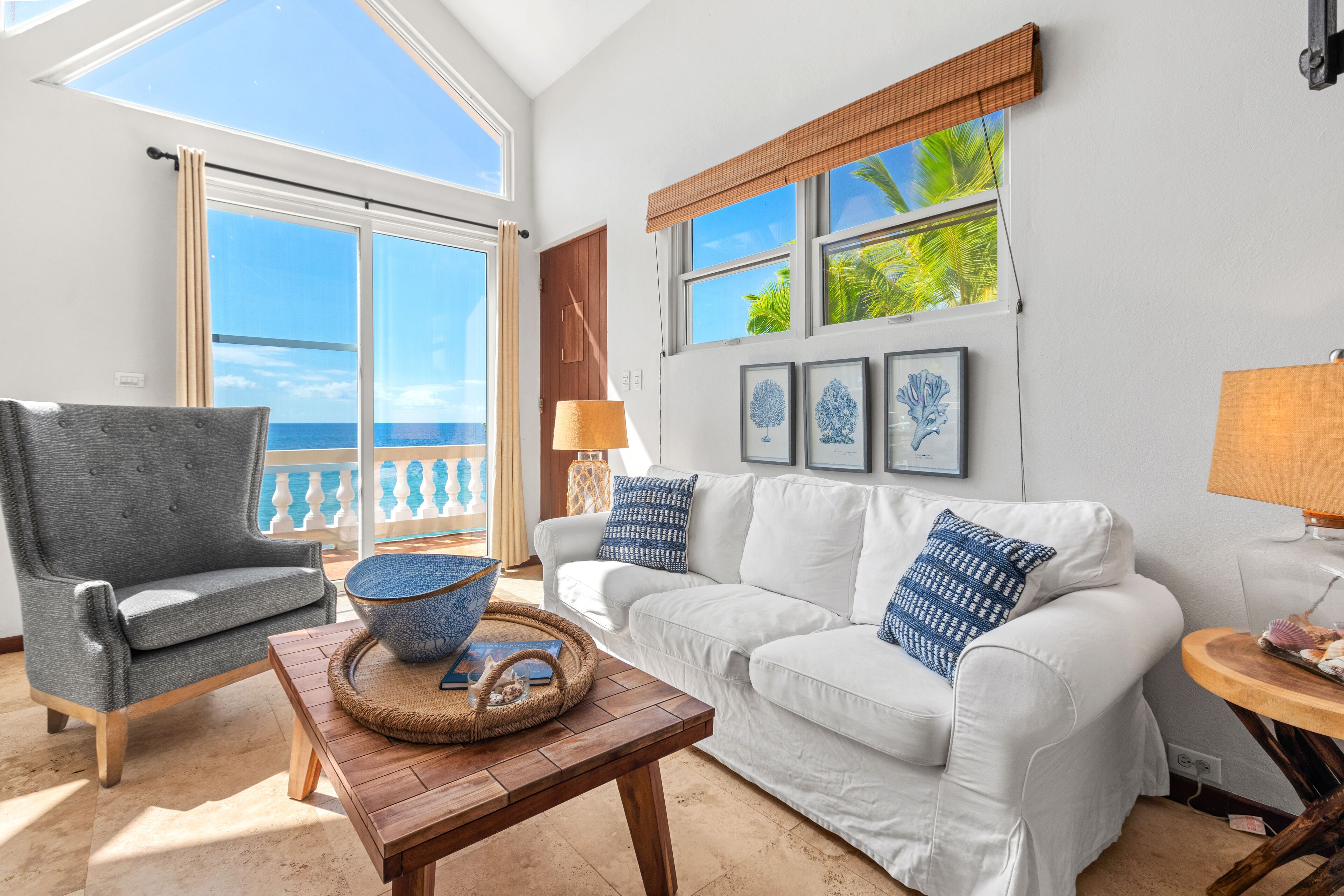 디럭스 아파트 | 거실 공간 | 케이블 채널 시청이 가능한 45인치 스마트 TV, TV