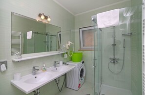 Shower, hair dryer, towels, soap - 73 Stairs Apartment (Dubrovnik)