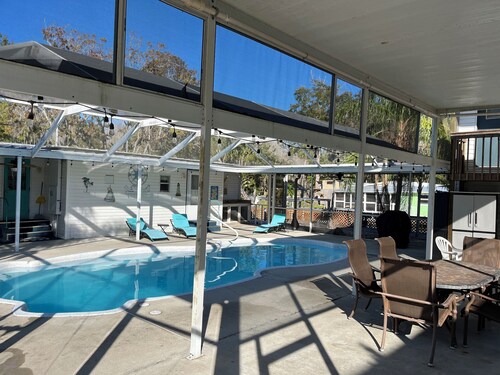 MERMAID MANOR heated POOL!! Waterfront, KAYAKS, boat dock, Weeki Wachee manatees