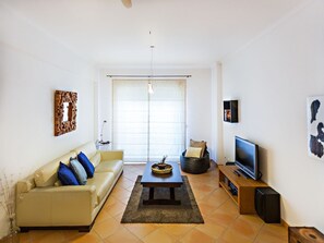 TV - Cozy, 2 minute walk from the center (Faro)