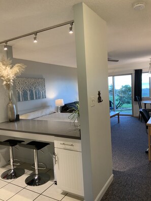 1 bedroom, desk, iron/ironing board, free WiFi - Beachfront Walk-out in the Heart (Qualicum Beach)