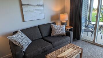 Smart TV, chimenea y libros