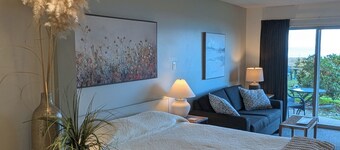 Beachfront Walk-out in the Heart