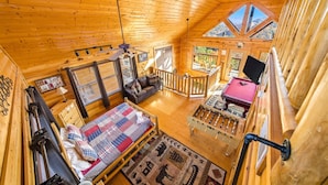 Ein gemütliches Blockhaus mit Schlafzimmer auf dem Dachboden, Essbereich und Blick ins Freie.
