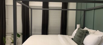 Cheerful town home with private patio, close to downtown Alpharetta.