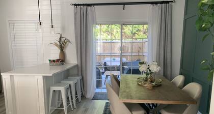 Cheerful town home with private patio, close to downtown Alpharetta.