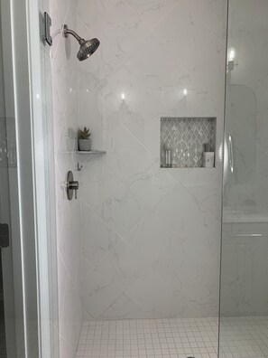 Combined shower/tub