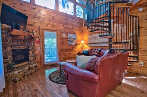 Smart TV, caminetto, libri, impianto stereo