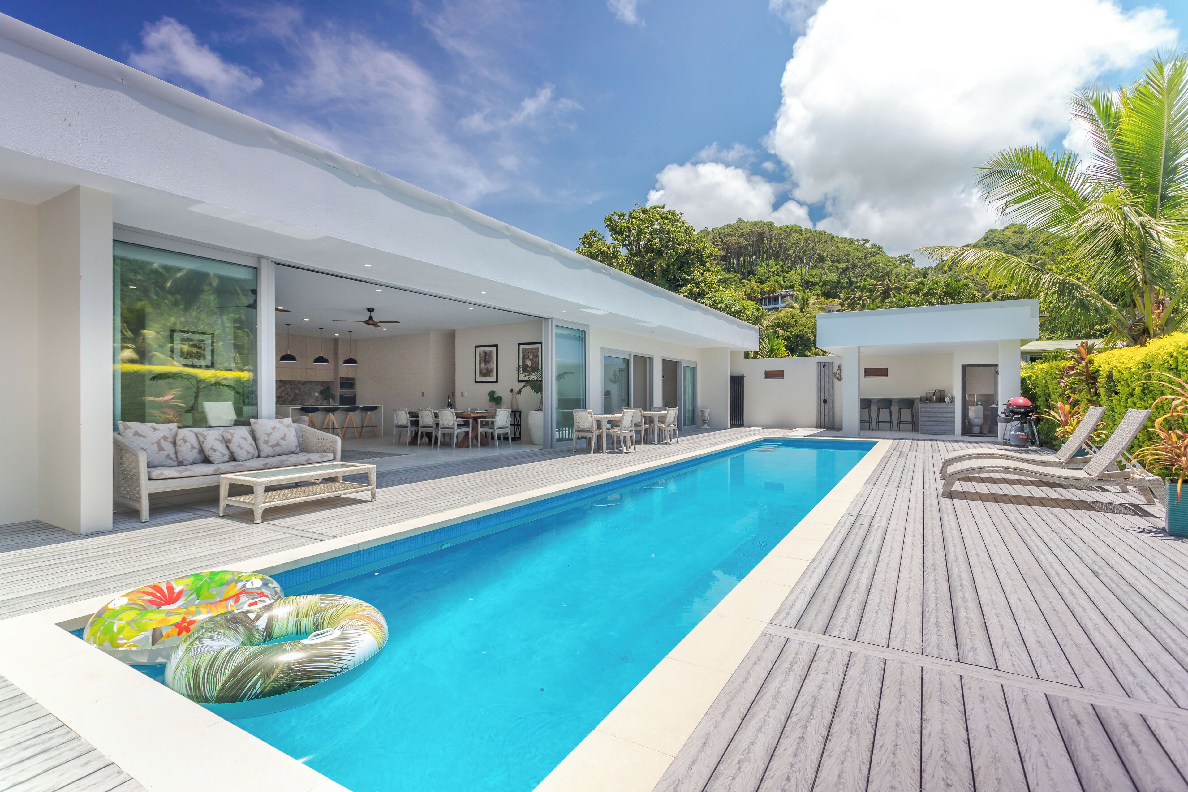 Una piscina al aire libre