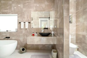Villa | Bathroom | Shower, free toiletries, towels