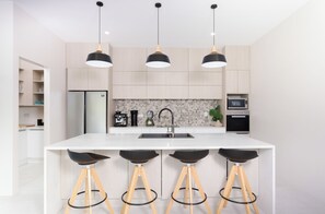 Fridge, microwave, oven, stovetop - Mama Taras Luxury Villa (Rarotonga)