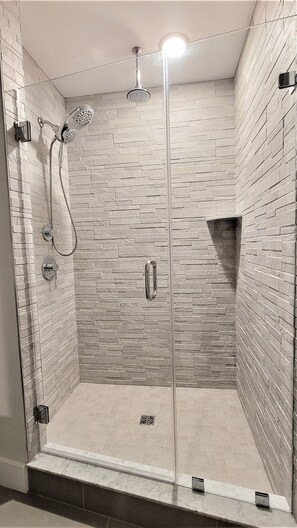 Tina con regadera, secadora de cabello, toallas 