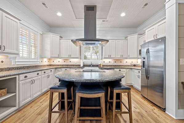 Fridge, microwave, oven, stovetop - Blue Bowline - Beaufort Convenience, Boat and Pet Friendly! (Beaufort)