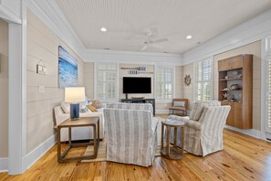 Smart TV - Blue Bowline - Beaufort Convenience, Boat and Pet Friendly! (Beaufort)