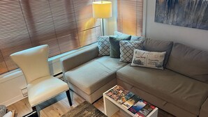 TV - Ski In Ski out Cozy Condo in Creekside forest (Whistler)