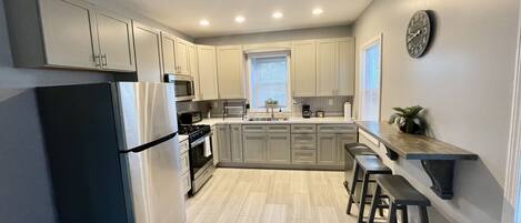 電子レンジ、コーヒー / ティーメーカー、調理器具と食器