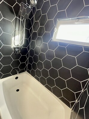 Badewanne, Haartrockner, Handtücher